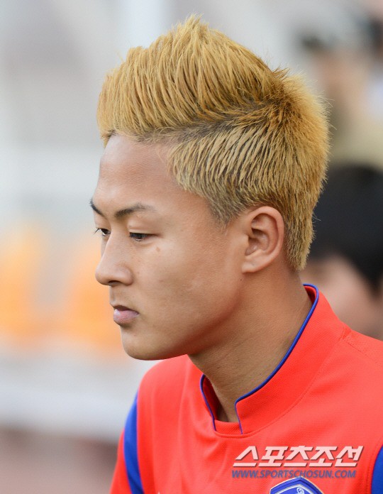 Chân dung Messi Hàn 2 lần ghi bàn vào lưới Việt Nam: Thần đồng bóng đá 20 tuổi, em út nhắng nhít đáng yêu của tuyển Olympic Hàn Quốc