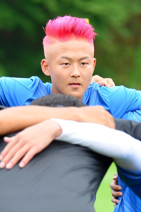 Chân dung Messi Hàn 2 lần ghi bàn vào lưới Việt Nam: Thần đồng bóng đá 20 tuổi, em út nhắng nhít đáng yêu của tuyển Olympic Hàn Quốc