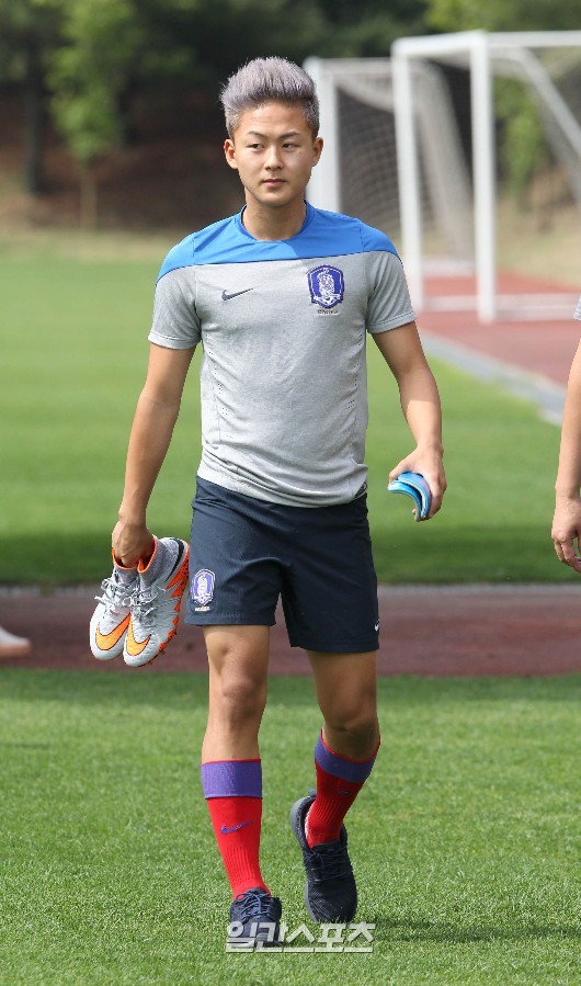 Chân dung Messi Hàn 2 lần ghi bàn vào lưới Việt Nam: Thần đồng bóng đá 20 tuổi, em út nhắng nhít đáng yêu của tuyển Olympic Hàn Quốc