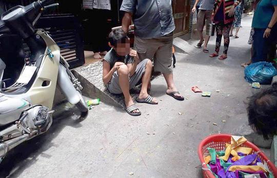 Thiếu niên 13 tuổi đâm con chủ nhà khi giật cô hồn khai gì?