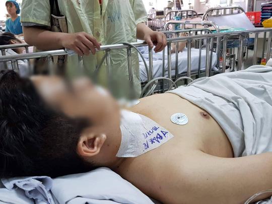 Thiếu niên 13 tuổi đâm con chủ nhà khi giật cô hồn khai gì?