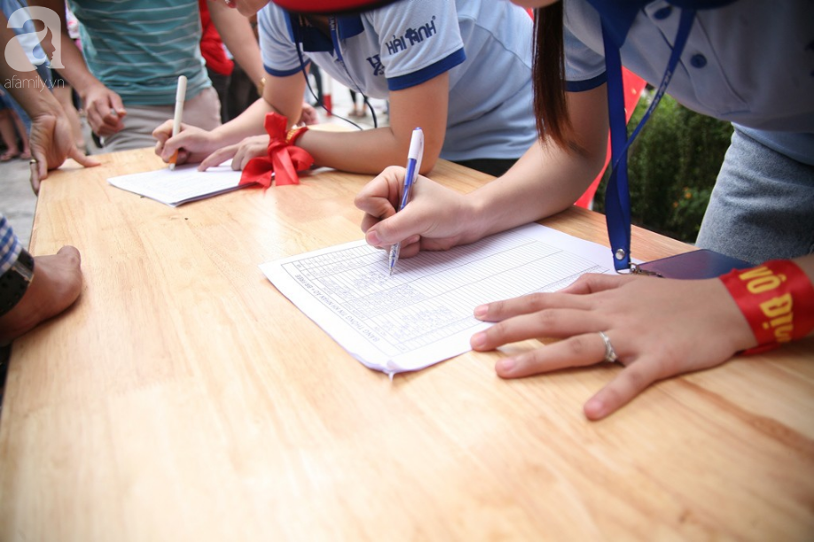 Bà bầu, trẻ nhỏ xếp hàng nhận cờ, áo, băng-rôn miễn phí trước trận Olympic Việt Nam đá bán kết ASIAD 2018