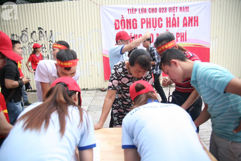 Bà bầu, trẻ nhỏ xếp hàng nhận cờ, áo, băng-rôn miễn phí trước trận Olympic Việt Nam đá bán kết ASIAD 2018