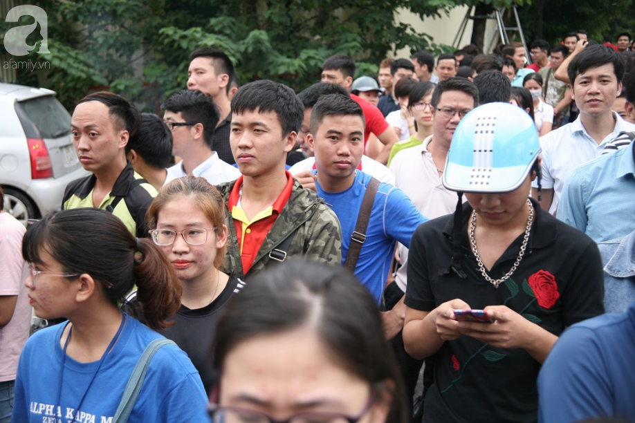 Bà bầu, trẻ nhỏ xếp hàng nhận cờ, áo, băng-rôn miễn phí trước trận Olympic Việt Nam đá bán kết ASIAD 2018