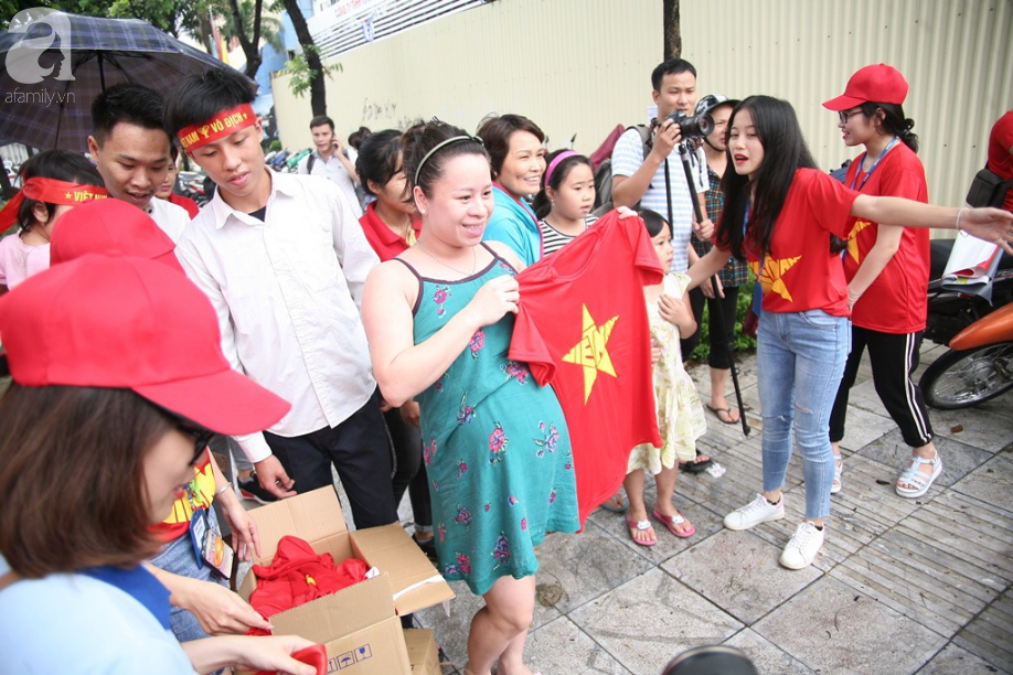Bà bầu, trẻ nhỏ xếp hàng nhận cờ, áo, băng-rôn miễn phí trước trận Olympic Việt Nam đá bán kết ASIAD 2018
