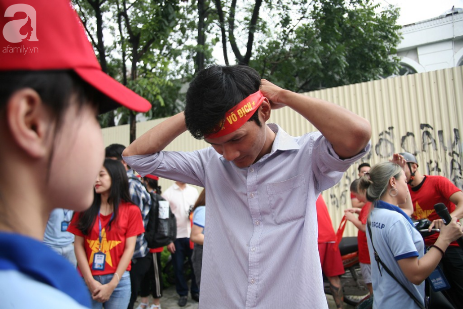 Bà bầu, trẻ nhỏ xếp hàng nhận cờ, áo, băng-rôn miễn phí trước trận Olympic Việt Nam đá bán kết ASIAD 2018