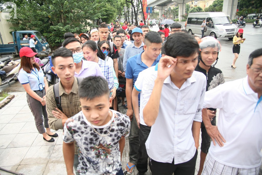 Bà bầu, trẻ nhỏ xếp hàng nhận cờ, áo, băng-rôn miễn phí trước trận Olympic Việt Nam đá bán kết ASIAD 2018