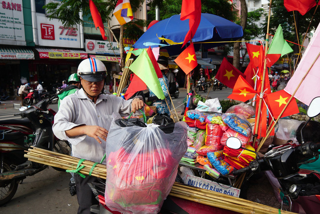 Người Sài Gòn đội nắng chuẩn bị đồ cổ vũ đội tuyển U23 Việt Nam gặp U23 Hàn Quốc