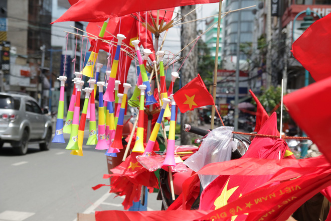 Người Sài Gòn đội nắng chuẩn bị đồ cổ vũ đội tuyển U23 Việt Nam gặp U23 Hàn Quốc