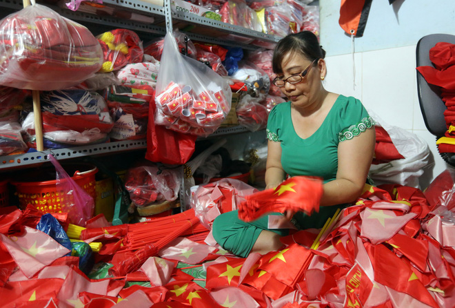 Người Sài Gòn đội nắng chuẩn bị đồ cổ vũ đội tuyển U23 Việt Nam gặp U23 Hàn Quốc