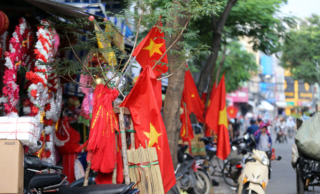 Người Sài Gòn đội nắng chuẩn bị đồ cổ vũ đội tuyển U23 Việt Nam gặp U23 Hàn Quốc