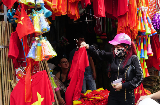 Người Sài Gòn đội nắng chuẩn bị đồ cổ vũ đội tuyển U23 Việt Nam gặp U23 Hàn Quốc