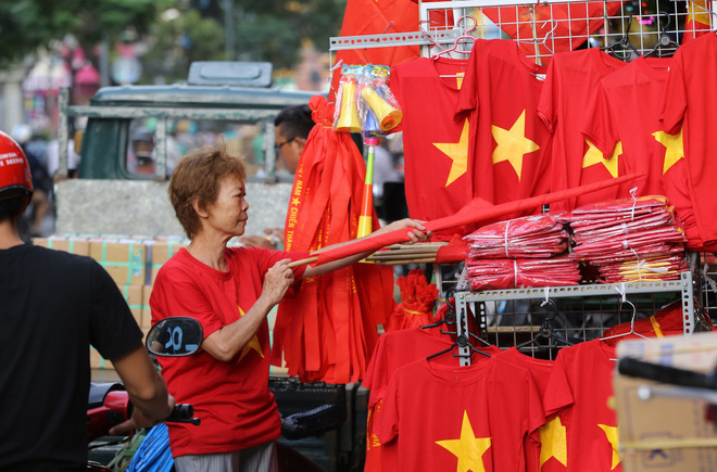 Người Sài Gòn đội nắng chuẩn bị đồ cổ vũ đội tuyển U23 Việt Nam gặp U23 Hàn Quốc