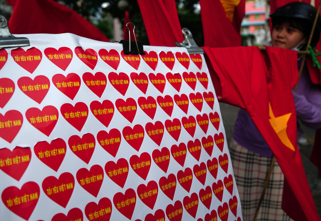 Người Sài Gòn đội nắng chuẩn bị đồ cổ vũ đội tuyển U23 Việt Nam gặp U23 Hàn Quốc