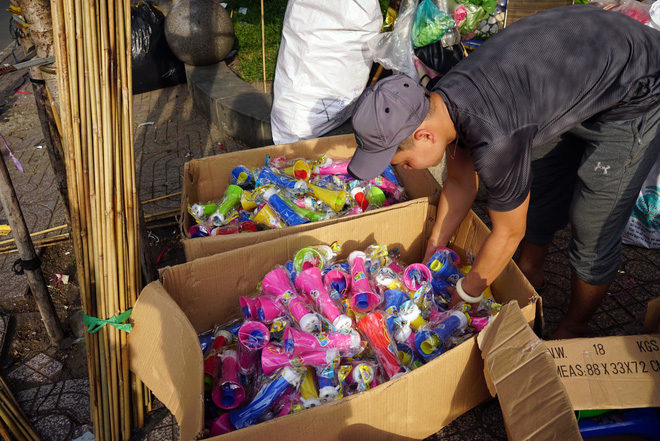 Người Sài Gòn đội nắng chuẩn bị đồ cổ vũ đội tuyển U23 Việt Nam gặp U23 Hàn Quốc