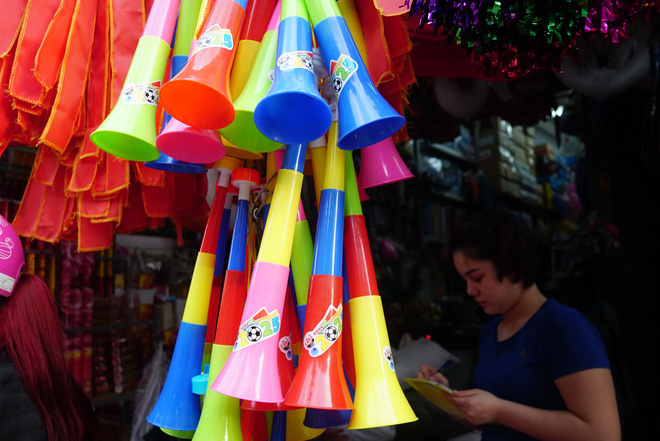 Người Sài Gòn đội nắng chuẩn bị đồ cổ vũ đội tuyển U23 Việt Nam gặp U23 Hàn Quốc