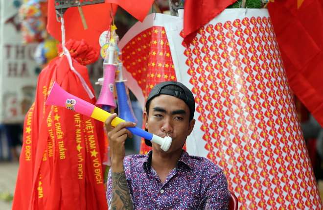 Người Sài Gòn đội nắng chuẩn bị đồ cổ vũ đội tuyển U23 Việt Nam gặp U23 Hàn Quốc