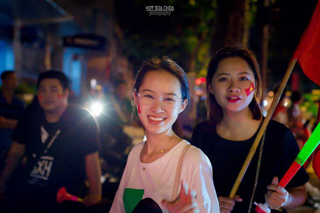 Ngắm bóng hồng xinh tươi vẫy cờ ăn mừng, chỉ mong hôm nay Việt Nam thắng để lại được đi bão