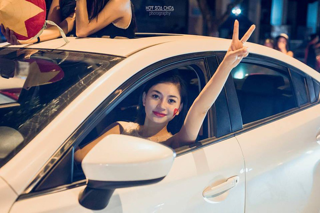 Ngắm bóng hồng xinh tươi vẫy cờ ăn mừng, chỉ mong hôm nay Việt Nam thắng để lại được đi bão