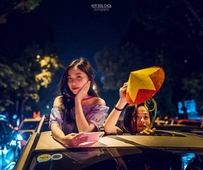 Ngắm bóng hồng xinh tươi vẫy cờ ăn mừng, chỉ mong hôm nay Việt Nam thắng để lại được đi bão