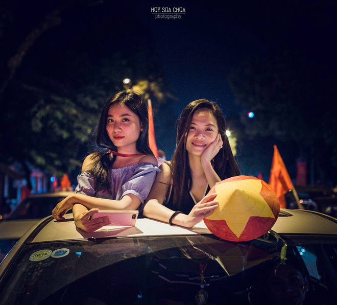 Ngắm bóng hồng xinh tươi vẫy cờ ăn mừng, chỉ mong hôm nay Việt Nam thắng để lại được đi bão