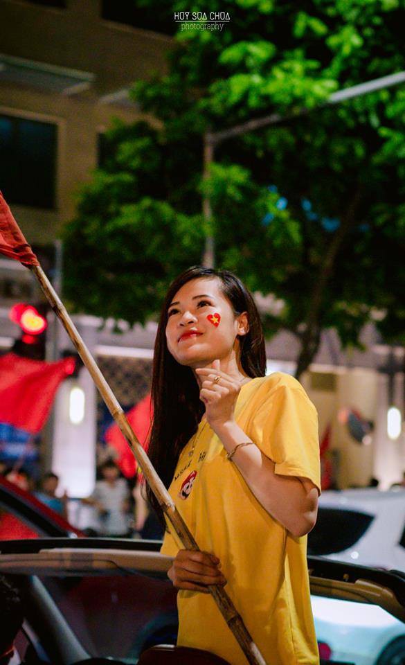 Ngắm bóng hồng xinh tươi vẫy cờ ăn mừng, chỉ mong hôm nay Việt Nam thắng để lại được đi bão