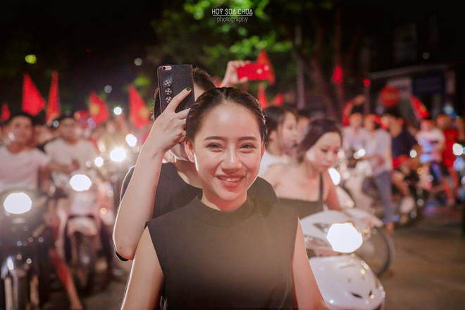 Ngắm bóng hồng xinh tươi vẫy cờ ăn mừng, chỉ mong hôm nay Việt Nam thắng để lại được đi bão