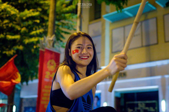 Ngắm bóng hồng xinh tươi vẫy cờ ăn mừng, chỉ mong hôm nay Việt Nam thắng để lại được đi bão