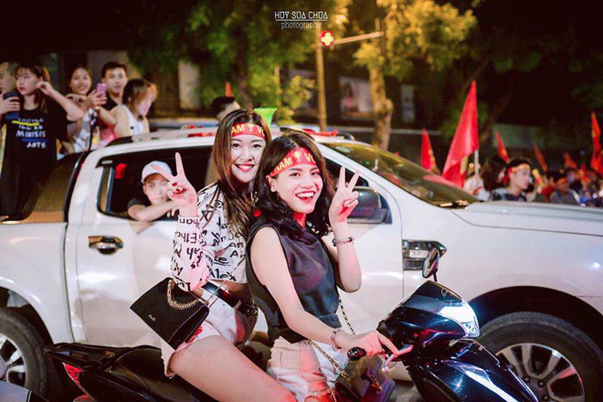 Ngắm bóng hồng xinh tươi vẫy cờ ăn mừng, chỉ mong hôm nay Việt Nam thắng để lại được đi bão