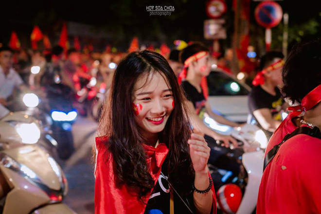 Ngắm bóng hồng xinh tươi vẫy cờ ăn mừng, chỉ mong hôm nay Việt Nam thắng để lại được đi bão