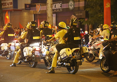 Hình sự TP HCM ghi hình người vi phạm khi cổ vũ tuyển Việt Nam