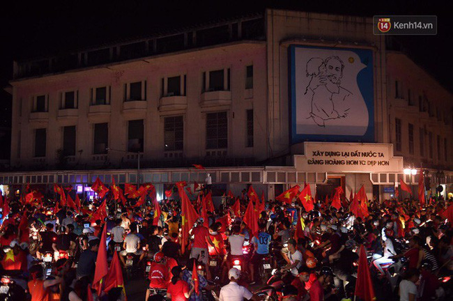 Dân Việt Nam và tình yêu với bóng đá: không đứng thứ nhất thì cũng phải về nhì cái Trái Đất này!