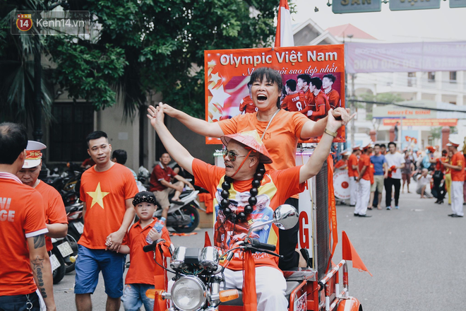Dân Việt Nam và tình yêu với bóng đá: không đứng thứ nhất thì cũng phải về nhì cái Trái Đất này!