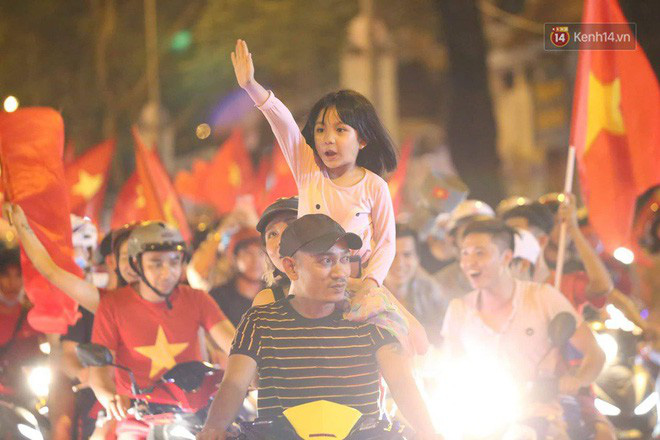 Dân Việt Nam và tình yêu với bóng đá: không đứng thứ nhất thì cũng phải về nhì cái Trái Đất này!