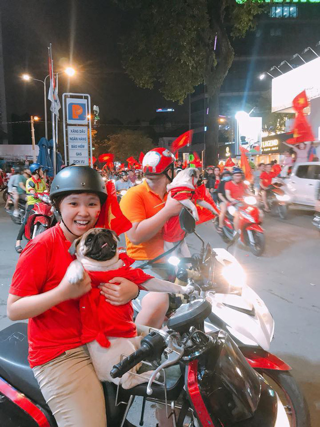 Dân Việt Nam và tình yêu với bóng đá: không đứng thứ nhất thì cũng phải về nhì cái Trái Đất này!