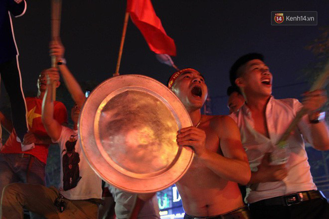 Dân Việt Nam và tình yêu với bóng đá: không đứng thứ nhất thì cũng phải về nhì cái Trái Đất này!