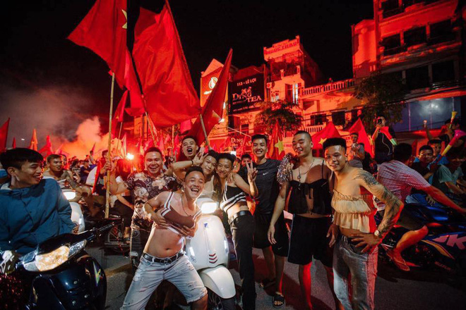 Dân Việt Nam và tình yêu với bóng đá: không đứng thứ nhất thì cũng phải về nhì cái Trái Đất này!