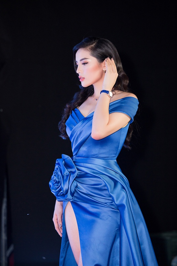 Diện cùng kiểu đầm xẻ cao gợi cảm, Kỳ Duyên hay Mỹ Linh khéo khoe chân thon nuột nà hơn?