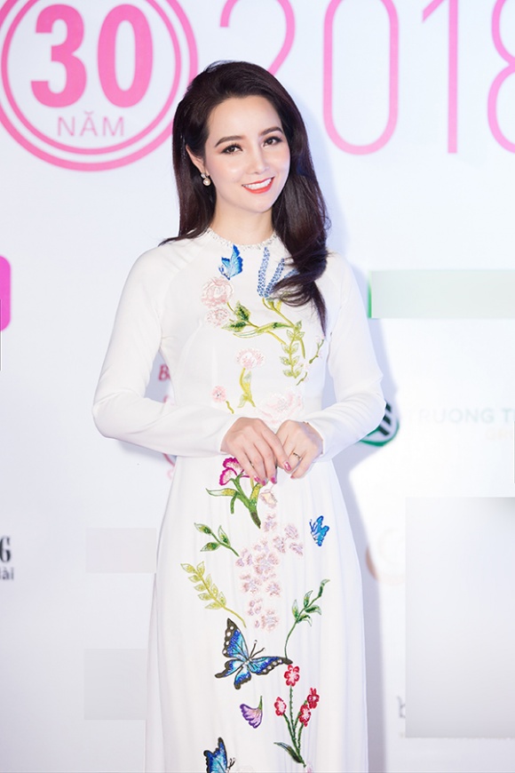 Diện cùng kiểu đầm xẻ cao gợi cảm, Kỳ Duyên hay Mỹ Linh khéo khoe chân thon nuột nà hơn?