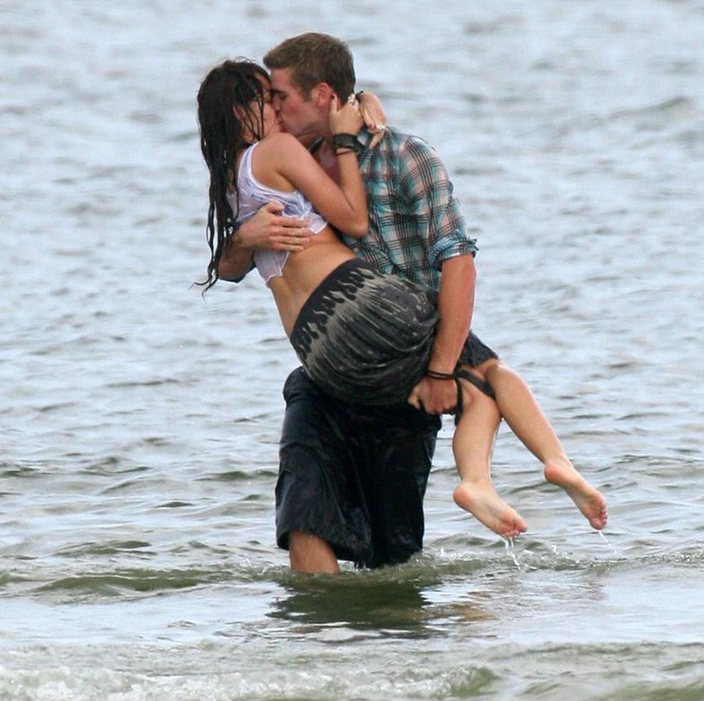 Miley Cyrus và Liam Hemsworth ngày càng chăm chỉ hơn trong chuyện phòng the vì muốn có con?