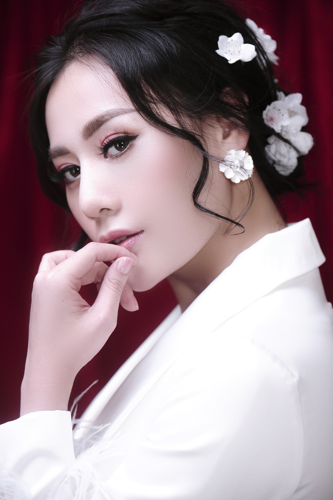 Phương Oanh của Quỳnh búp bê táo bạo với mốt không nội y và gu trang điểm lạ