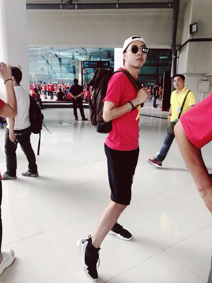 Vợ chồng Only C đã có mặt tại Indonesia, rạng rỡ giơ cao cờ Việt Nam trên khán đài sân vận động