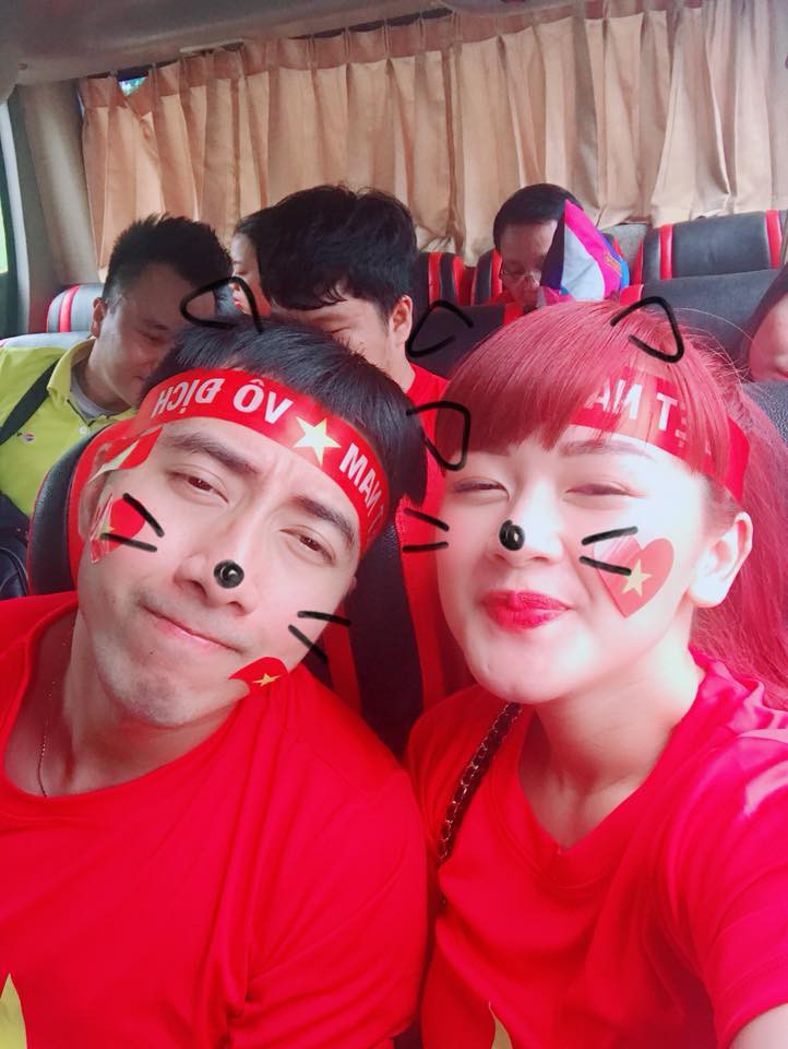 Vợ chồng Only C đã có mặt tại Indonesia, rạng rỡ giơ cao cờ Việt Nam trên khán đài sân vận động