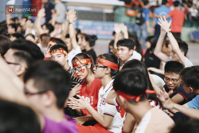 Sinh viên ĐH Bách Khoa, ĐH Kinh tế Quốc dân cuồng nhiệt cùng nhau cổ vũ Olympic Việt Nam