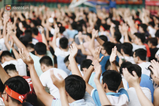 Sinh viên ĐH Bách Khoa, ĐH Kinh tế Quốc dân cuồng nhiệt cùng nhau cổ vũ Olympic Việt Nam