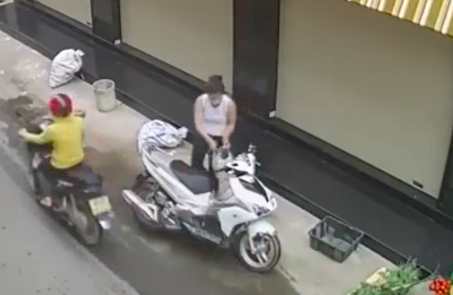 Đồng Nai: Bắt khẩn cấp người phụ nữ đi xe ga trộm túi xách của bà bán rau