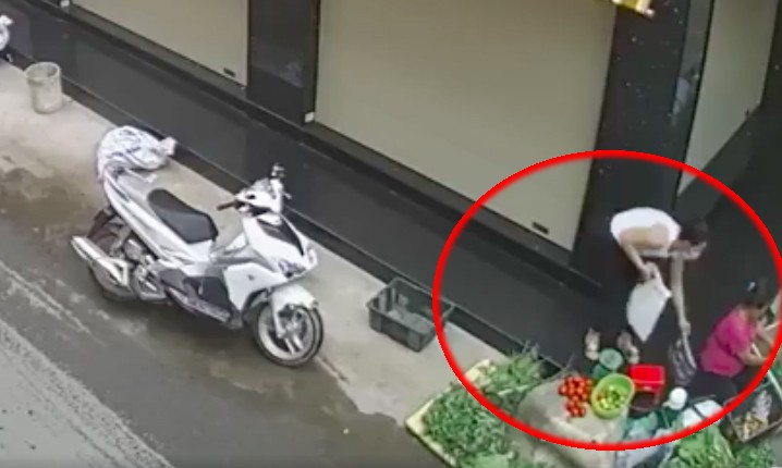 Đồng Nai: Bắt khẩn cấp người phụ nữ đi xe ga trộm túi xách của bà bán rau