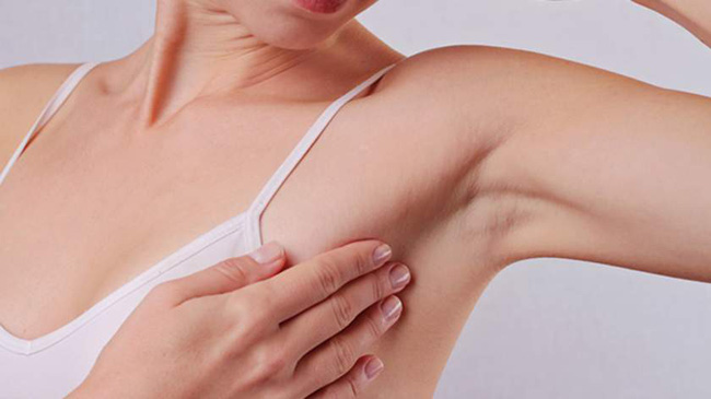 Chủ quan khi thấy vết ố màu xanh lá dính ở mặt trước của áo sơ mi, người phụ nữ giật mình khi biết đã bị bệnh nặng