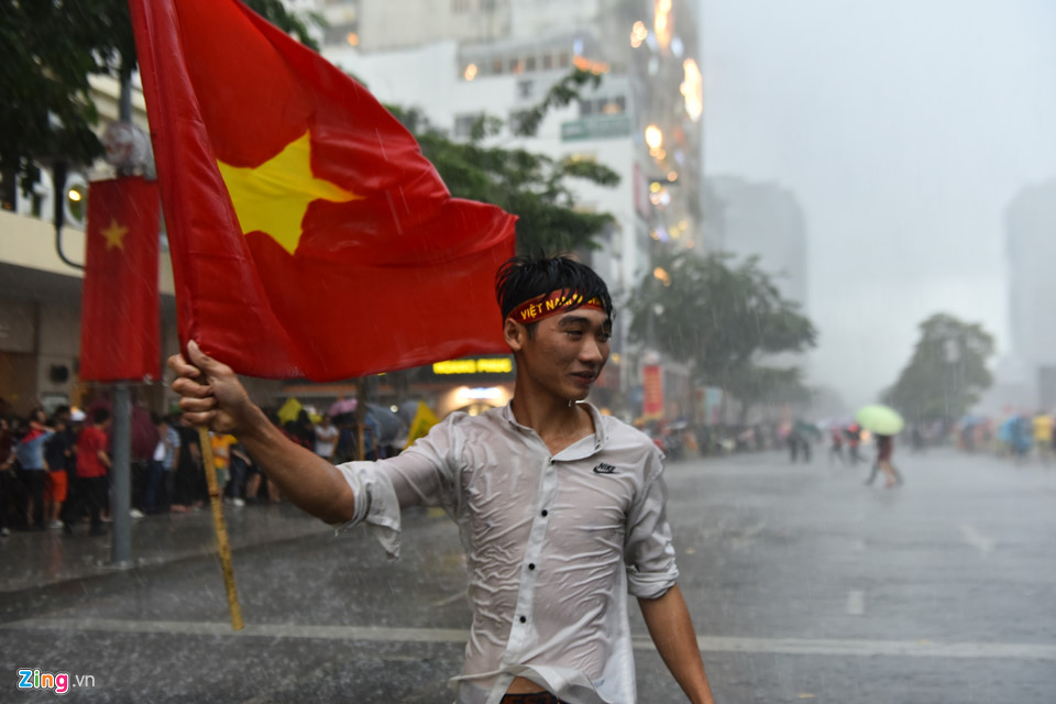 Hàng nghìn CĐV xuống đường đi bão cảm ơn Olympic Việt Nam Hàng nghìn CĐV xuống đường đi bão cảm ơn Olympic Việt Nam