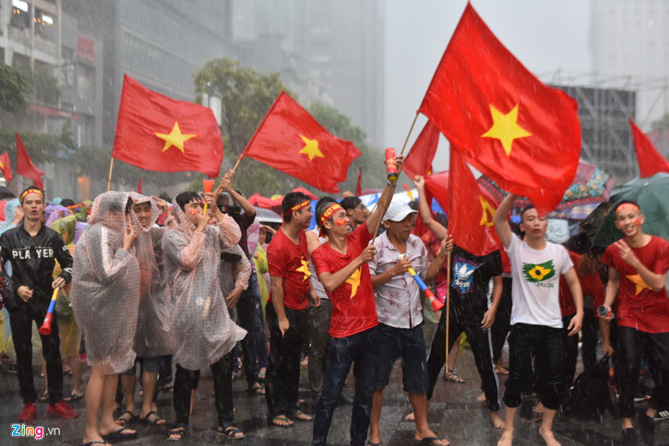 Hàng nghìn CĐV xuống đường đi bão cảm ơn Olympic Việt Nam Hàng nghìn CĐV xuống đường đi bão cảm ơn Olympic Việt Nam